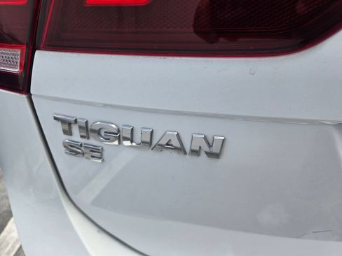 Certified 2021 Volkswagen Tiguan SE w/ Panoramic Sunroof Package FWD image 11