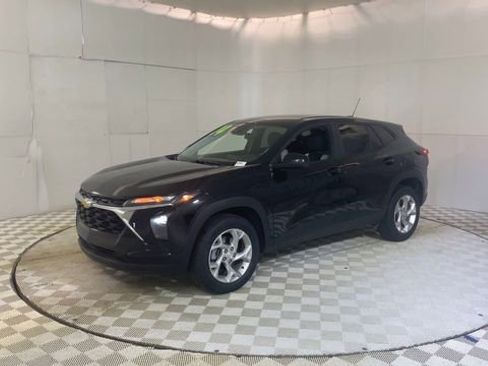Used 2024 Chevrolet Trax LS w/ LS Convenience Package FWD image 4
