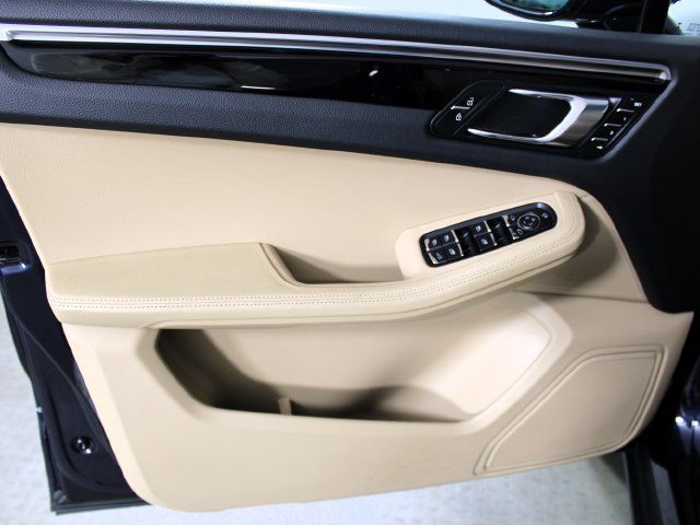 Certified 2023 Porsche Macan AWD/4WD image 19