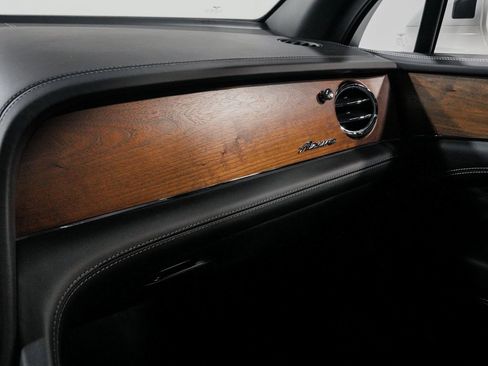 Used 2023 Bentley Bentayga Extended Wheelbase image 19