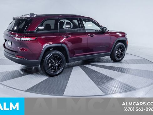 Used 2025 Jeep Grand Cherokee Altitude AWD/4WD image 9