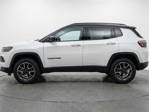 Used 2025 Jeep Compass Trailhawk image 5