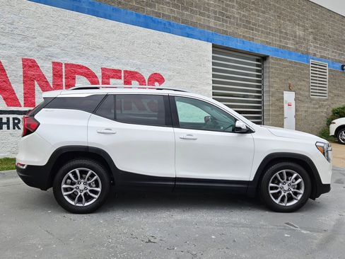 Used 2022 GMC Terrain SLT w/ Infotainment Package II FWD image 8