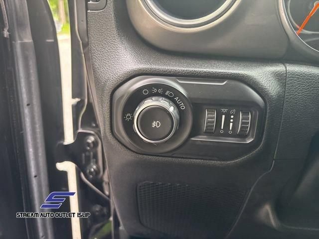 Used 2018 Jeep Wrangler Unlimited Sahara AWD/4WD image 27