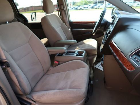 Used 2015 Chrysler Town & Country Touring w/ Driver Convenience Group image 10