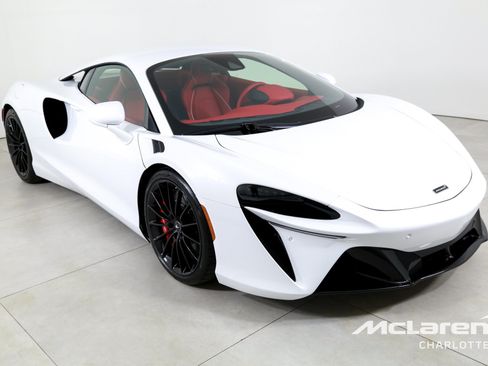 Used 2025 McLaren Artura RWD image 3