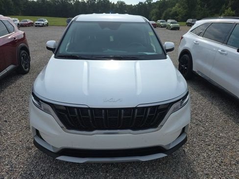 Used 2024 Kia Carnival LX FWD image 2
