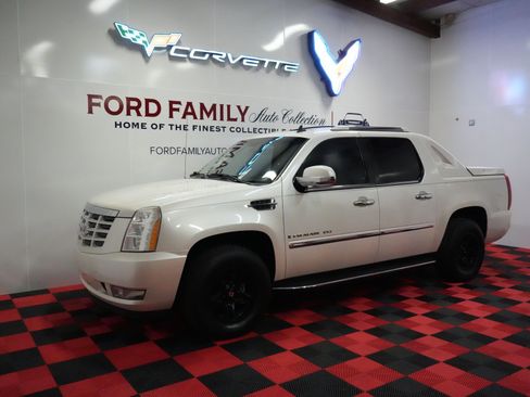 Used 2008 Cadillac Escalade EXT image 1