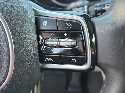 Used 2024 Kia Carnival LX FWD image 28