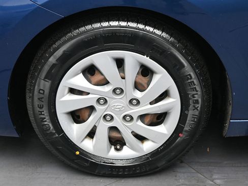 Used 2020 Hyundai Elantra SE image 32