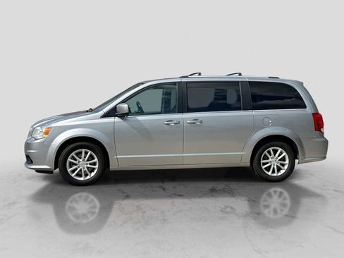 Used 2019 Dodge Grand Caravan SXT w/ Rear Park Assist Package FWD image 3