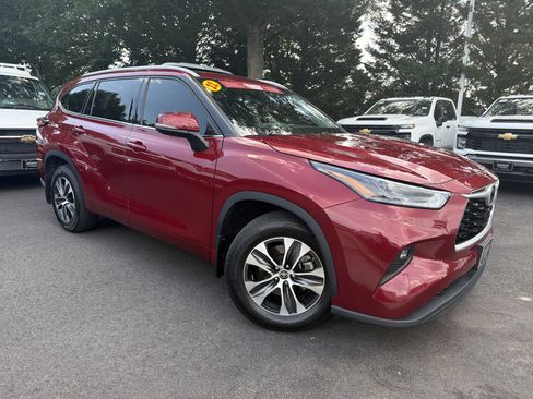 Used 2022 Toyota Highlander XLE AWD/4WD image 2