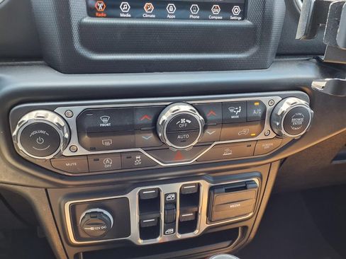 Used 2020 Jeep Gladiator Overland w/ LED Lighting Group AWD/4WD image 20