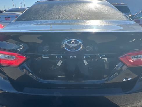 Used 2018 Toyota Camry SE FWD image 19