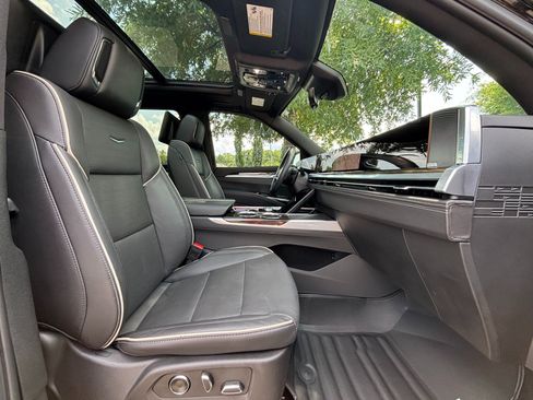 Used 2025 Cadillac Escalade ESV Premium Luxury w/ LPO, Radiant Package AWD/4WD image 29
