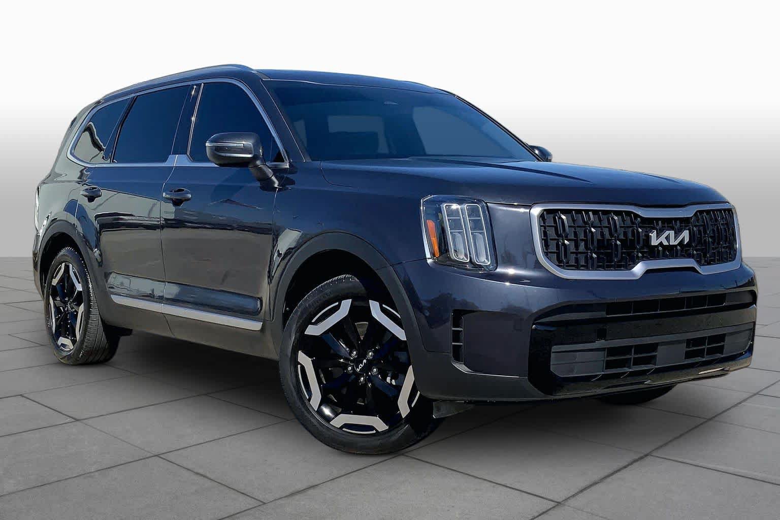 Used 2024 Kia Telluride EX w/ EX Captain's Chair Package FWD image 3