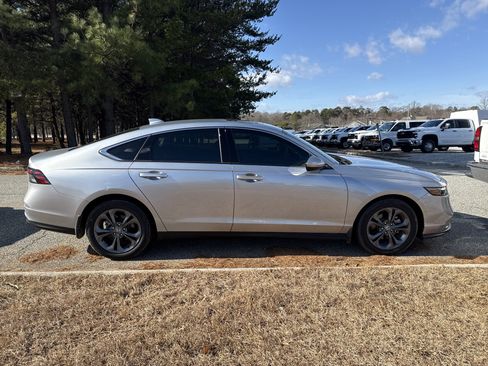 Used 2024 Honda Accord EX image 11