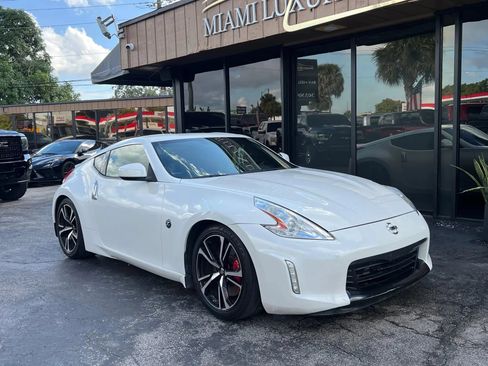Used 2017 Nissan 370Z Coupe RWD image 4