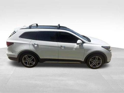 Used 2017 Hyundai Santa Fe Limited FWD image 2