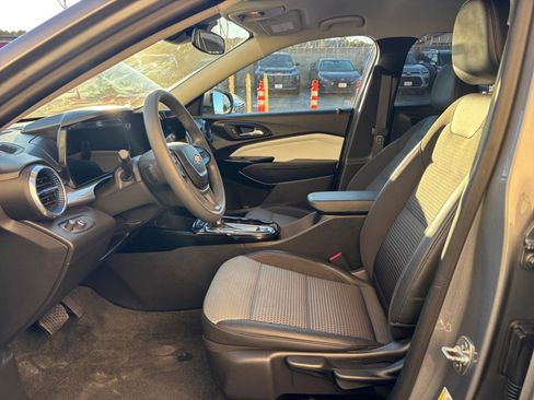 Used 2025 Chevrolet Trax LT image 27