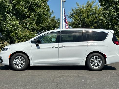 New 2026 Chrysler Pacifica Select image 7