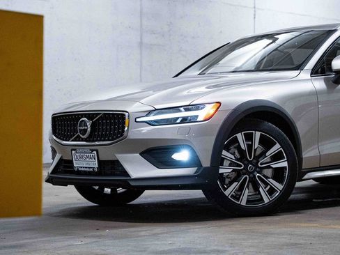 New 2025 Volvo V60 B5 Cross Country Ultra w/ Protection Package Premier image 2