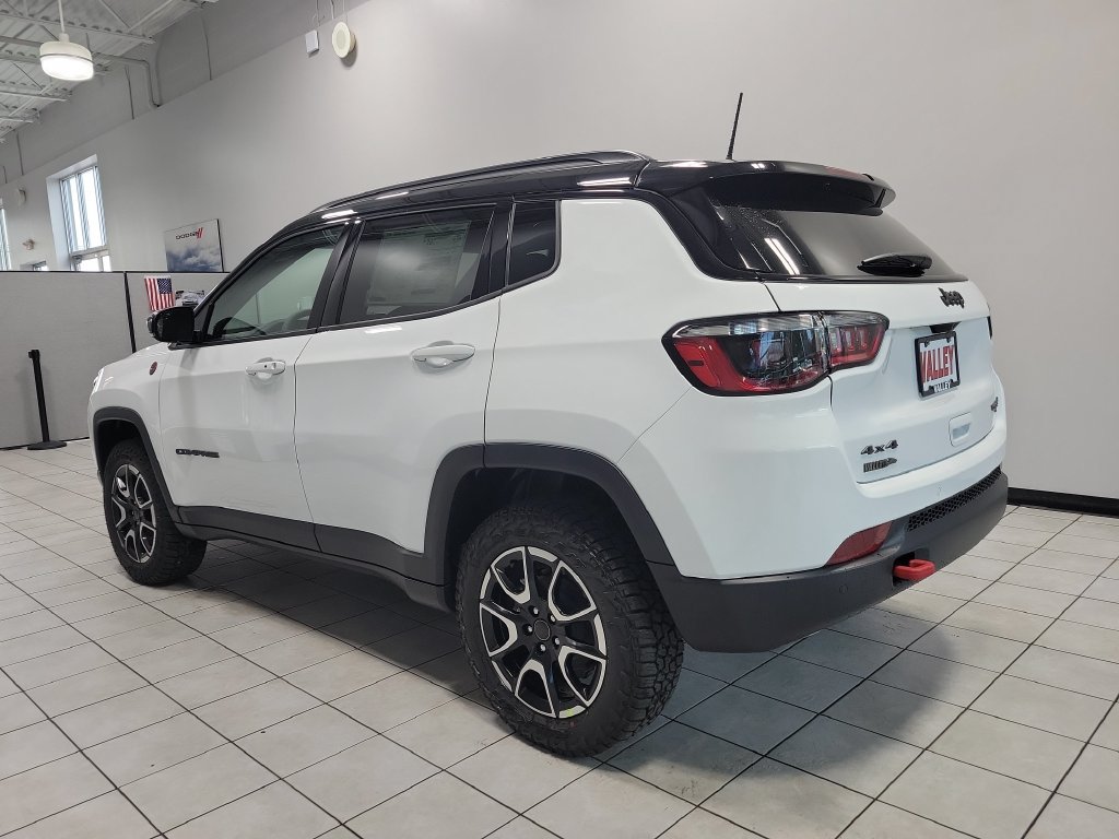 New 2026 Jeep Compass Trailhawk w/ Sun, Sound & Navigation Group AWD/4WD image 5