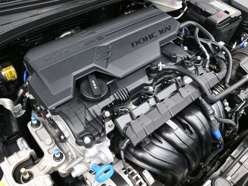 Certified 2025 Hyundai Elantra Sport image 19