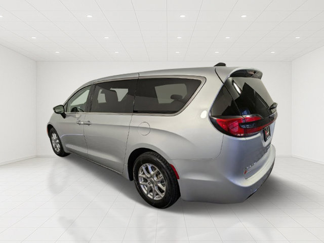 Used 2024 Chrysler Pacifica Touring-L FWD image 4