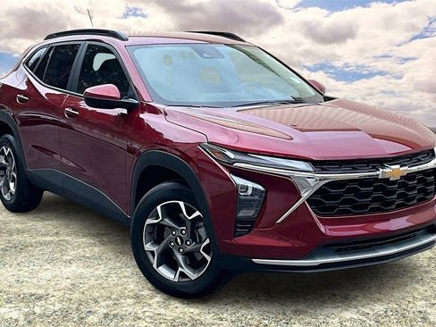 Used 2025 Chevrolet Trax LT image 1