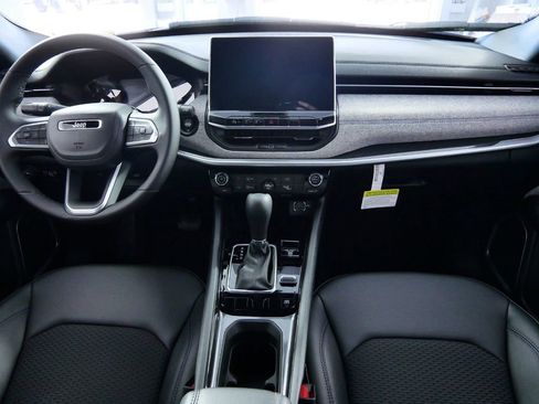 Used 2024 Jeep Compass Latitude image 6