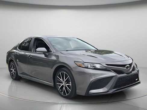Used 2024 Toyota Camry SE FWD image 9
