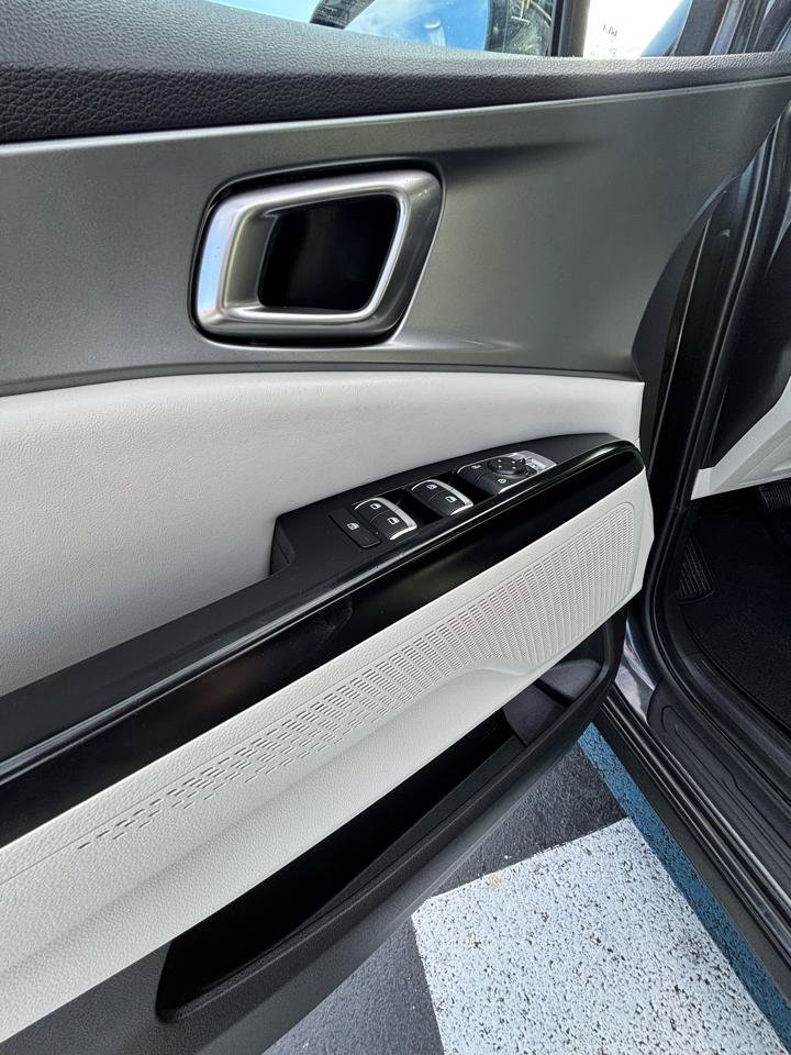 Used 2023 Kia Carnival LX FWD image 11