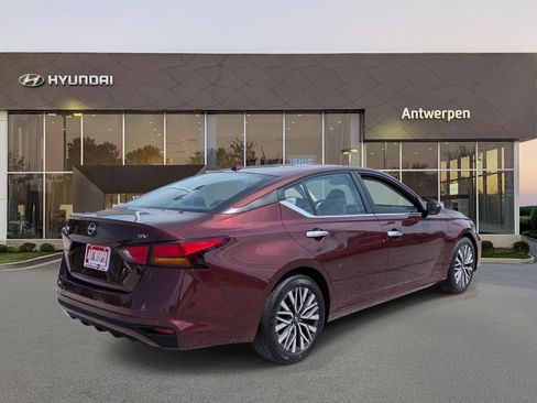 Used 2024 Nissan Altima 2.5 SV FWD image 3