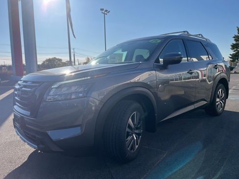 New 2025 Nissan Pathfinder SL w/ Black Appearance Package image 3