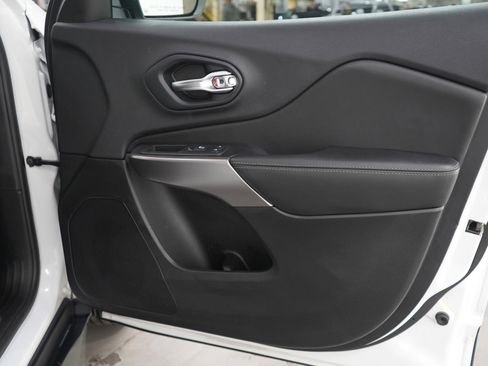 Used 2019 Jeep Cherokee Limited image 9