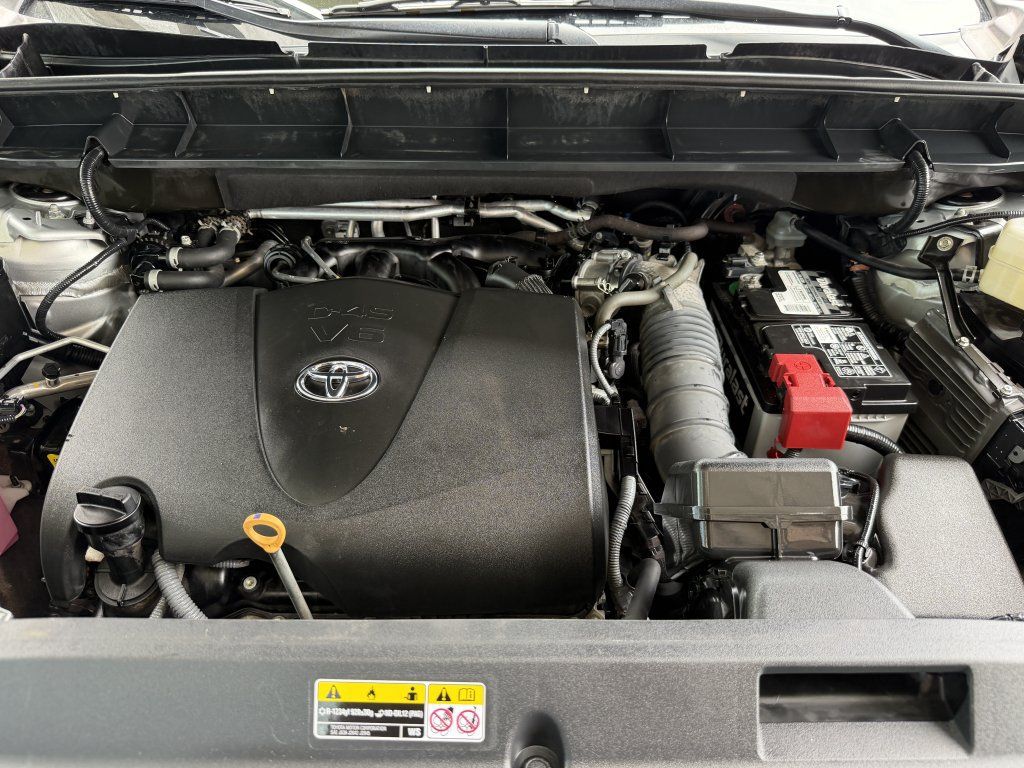 Used 2021 Toyota Highlander XLE AWD/4WD image 39