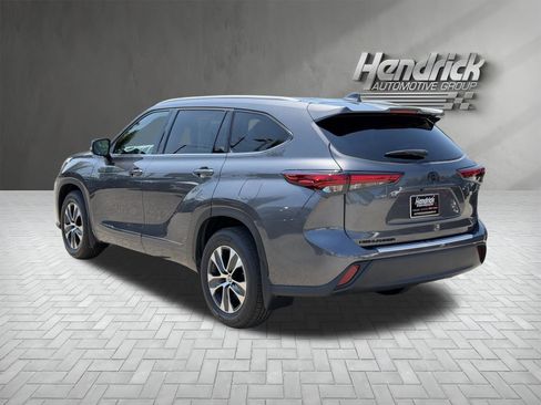Used 2022 Toyota Highlander XLE FWD image 7