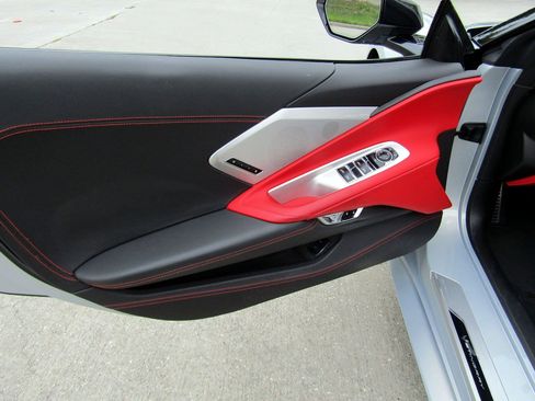 Used 2021 Chevrolet Corvette Stingray Premium Conv w/ Z51 Performance Package image 11