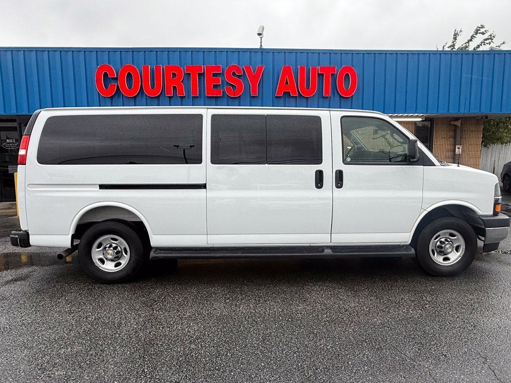 Used 2025 Chevrolet Express 3500 LT w/ LT Preferred Equipment Group RWD image 11