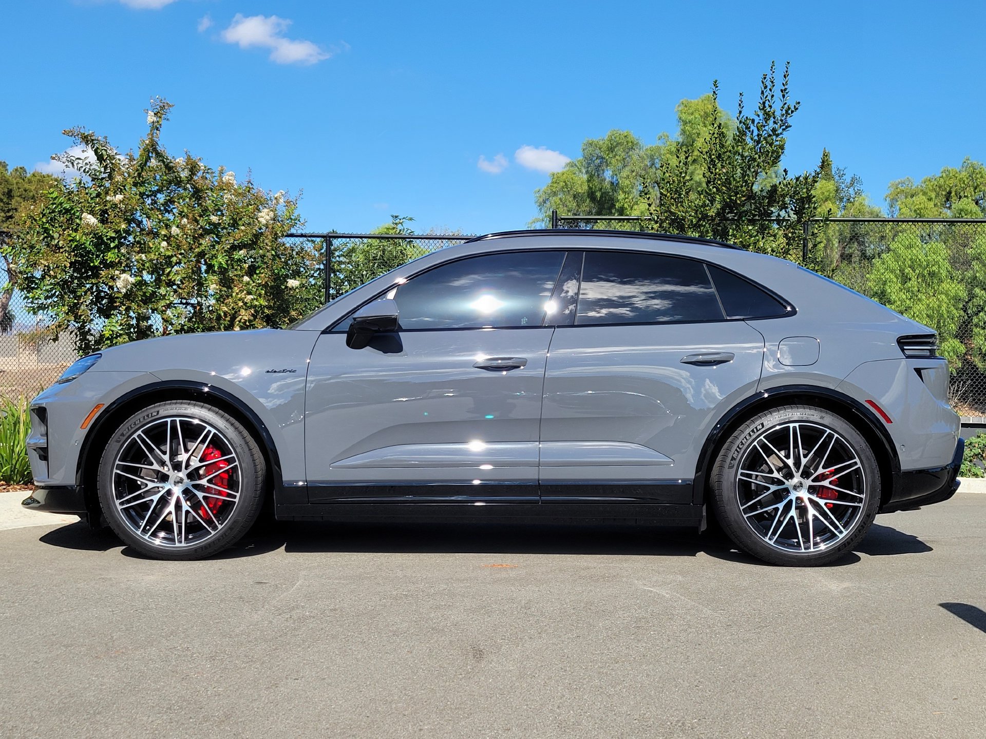 Used 2025 Porsche Macan Turbo Electric AWD/4WD image 2