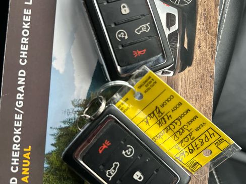 Used 2023 Jeep Grand Cherokee L Limited w/ Black Appearance Package image 22