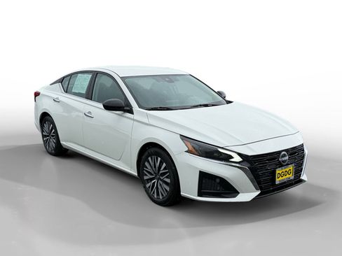 Used 2025 Nissan Altima 2.5 SV FWD image 7