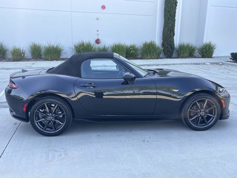 Used 2016 MAZDA MX-5 Miata Club RWD image 2