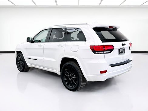 Used 2017 Jeep Grand Cherokee Altitude image 6