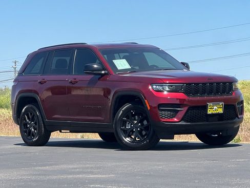 Used 2025 Jeep Grand Cherokee Altitude AWD/4WD image 2