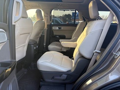Used 2021 Ford Explorer Platinum w/ Premium Technology Package image 15