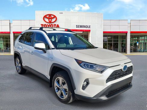 Used 2021 Toyota RAV4 XLE Premium image 2