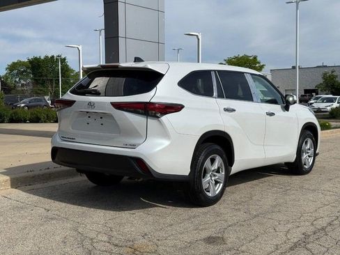 Used 2022 Toyota Highlander LE AWD/4WD image 3