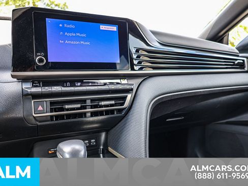 Used 2025 Toyota Camry SE image 36